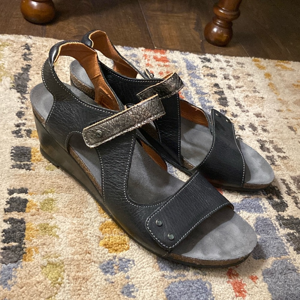 Taos wedge sandal- black and metallic- super comfy- 41 size